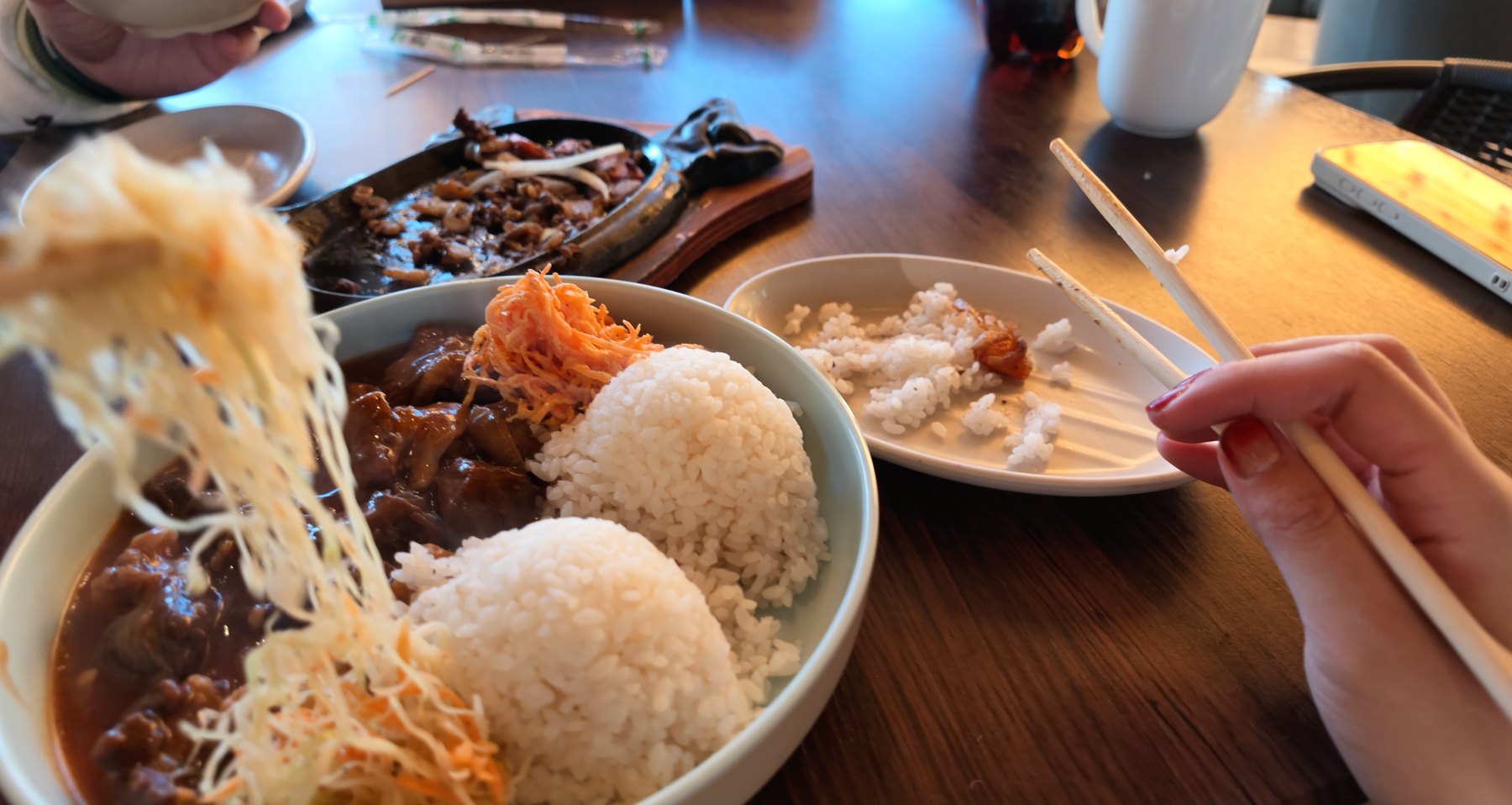 回到熟悉的餐桌。