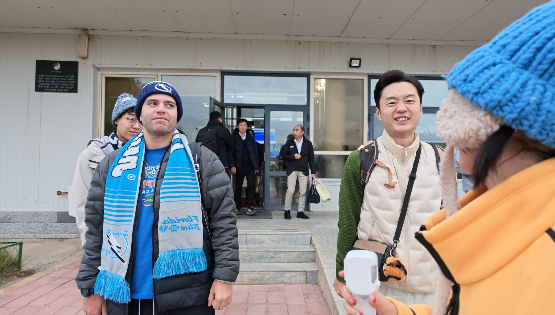 达兰扎德嘎德机场,认识山姆和克里斯。