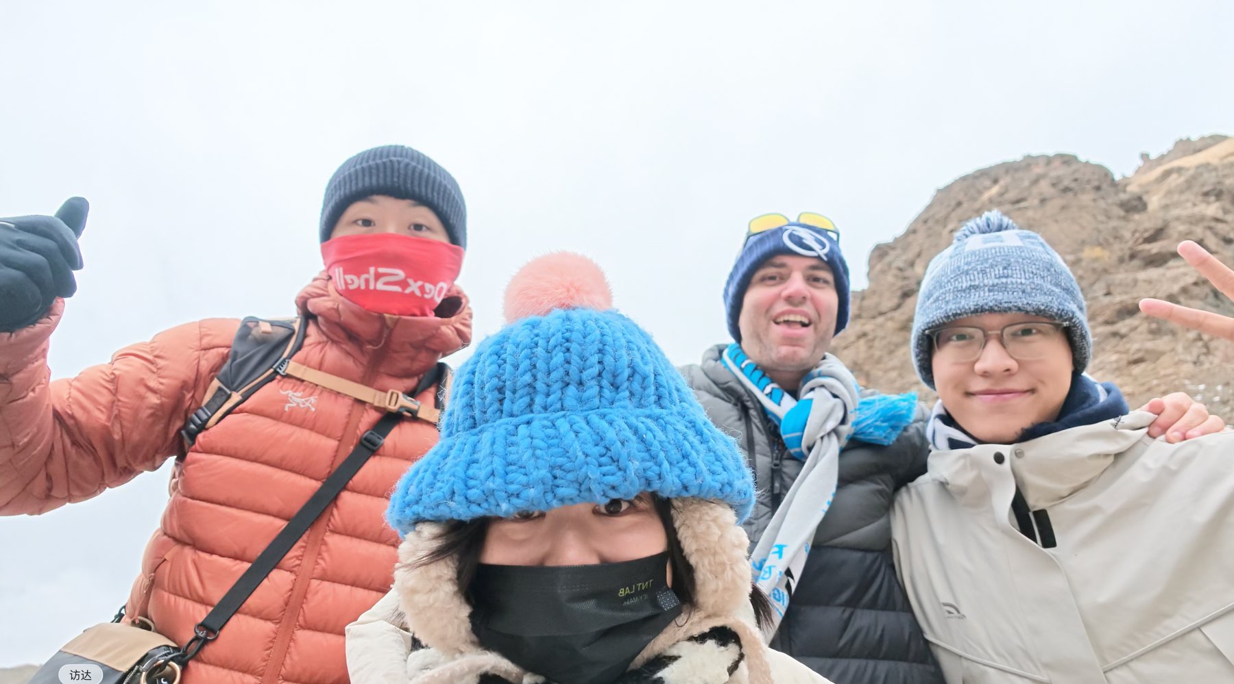 四个人,渐渐成了旅伴。