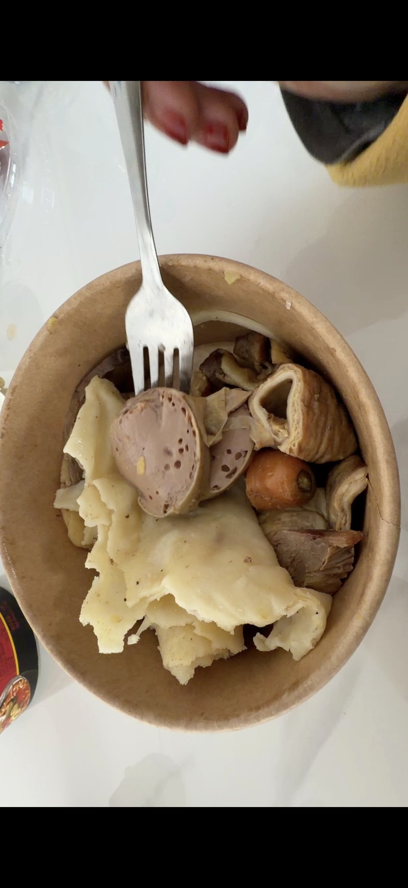 第一顿戈壁午饭,纸碗里的肉与面食。