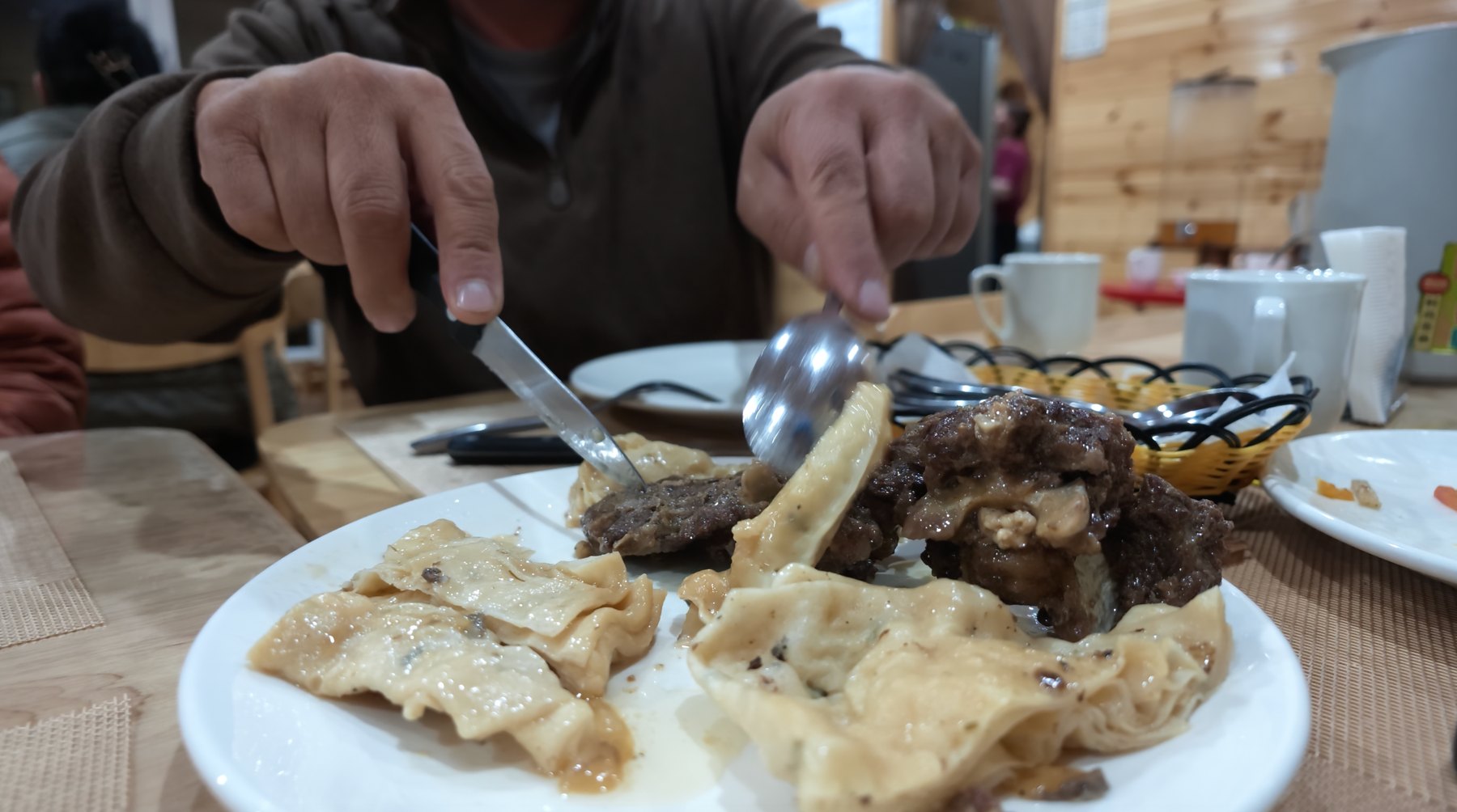 晚饭时,朱吉额外做的肉、香肠与饼。
