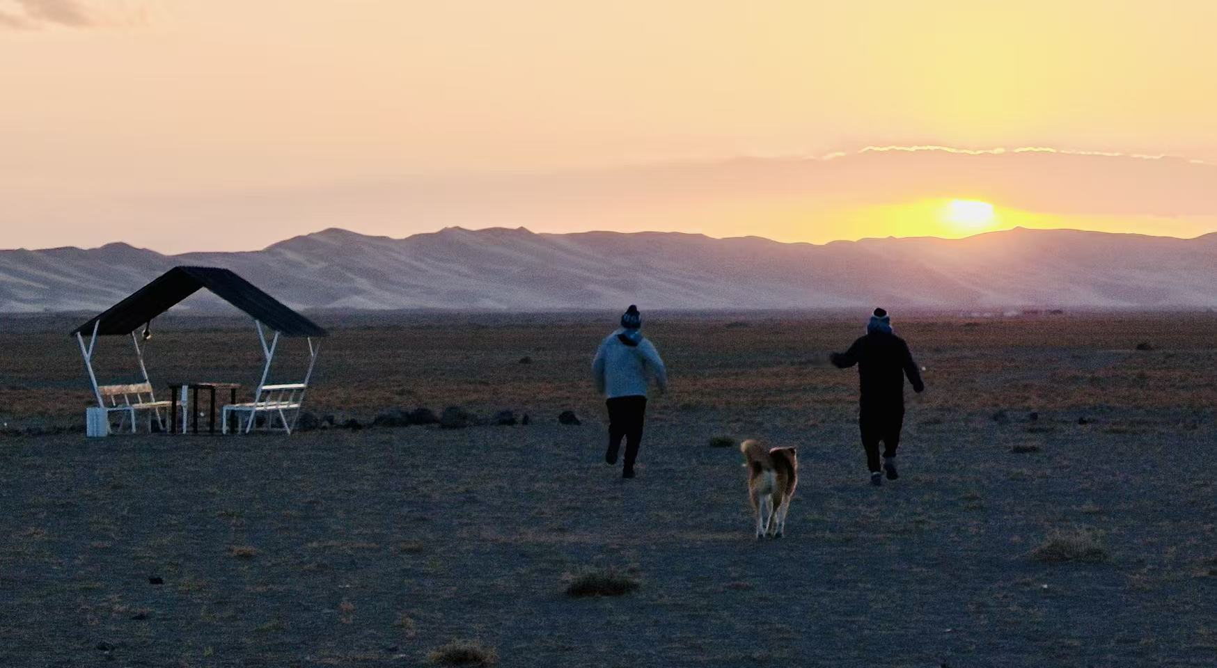 山姆和克里斯在夕阳下奔跑。
